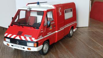 OttOmobile Renault Master brandweer 1:18 OT1107 - Nieuw beschikbaar voor biedingen