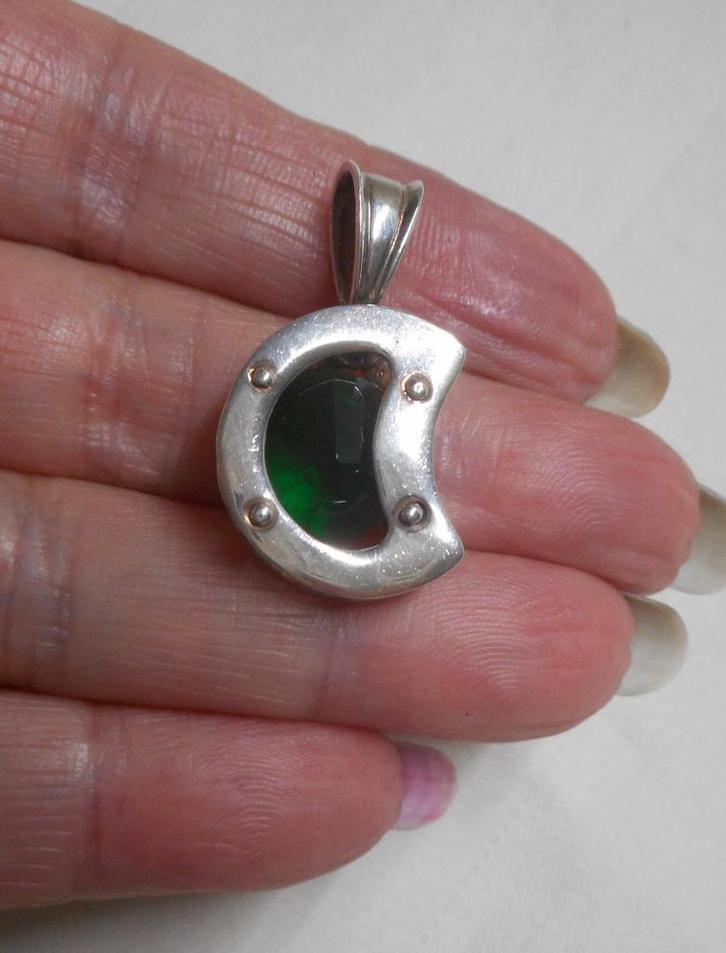 Zilveren aparte vintage hanger met groene steen nr.638, Sieraden, Tassen en Uiterlijk, Kettinghangers, Zo goed als nieuw, Zilver