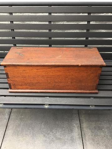 Oude houten kist beschikbaar voor biedingen