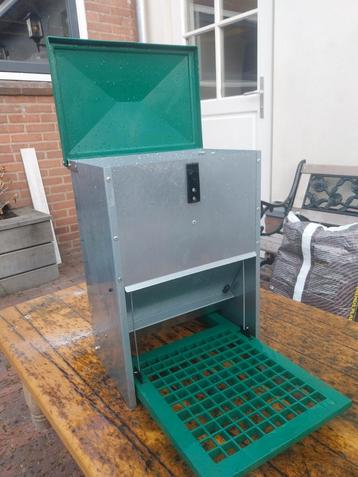 Nagenoeg nieuw! Kippen voerbak feed o matic beschikbaar voor biedingen