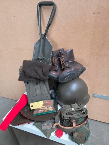 Legerzak vol originele attributen  beschikbaar voor biedingen