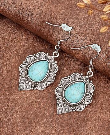 Oorbellen met turquoise steentjes beschikbaar voor biedingen
