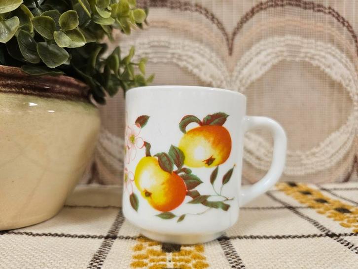 Vintage Arcopal Appel & Bloesem koffiebeker retro servies, Huis en Inrichting, Keuken | Servies, Gebruikt, Kop(pen) en/of Schotel(s)