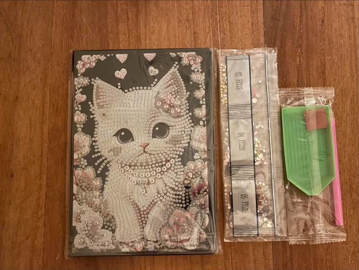 Diamond Painting Notitieboek - Witte Poes rond Nieuw, Hobby en Vrije tijd, Knutselen, Nieuw, Materiaal, Ophalen of Verzenden