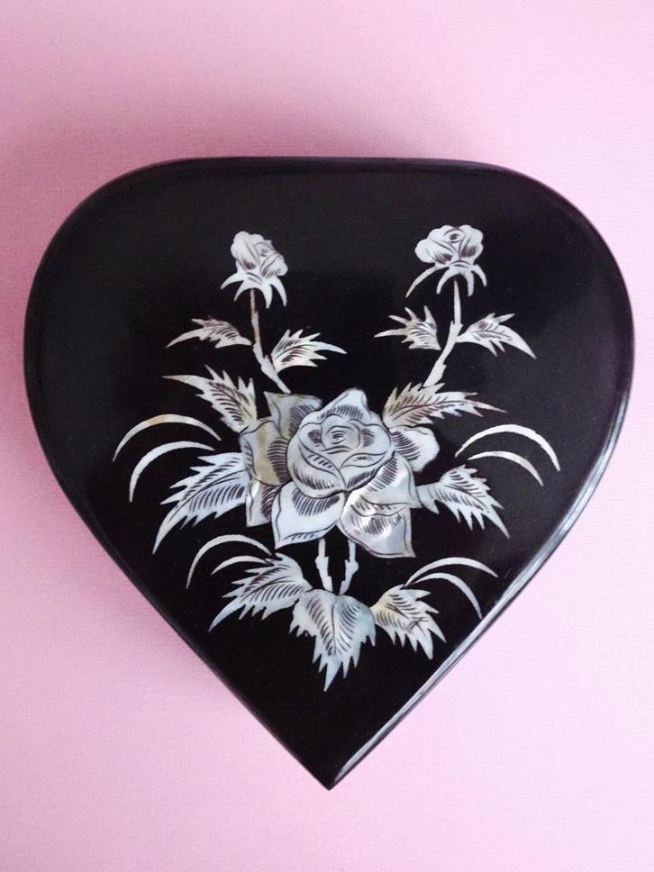 Vintage lakdoosje parelmoer kistje zwart spiegel kist japan, Huis en Inrichting, Woonaccessoires | Kisten, Gebruikt, Minder dan 50 cm