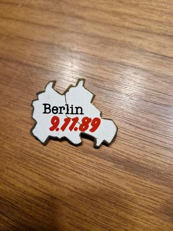 500 Pin Berlin Muurval Pin 9.11.89  beschikbaar voor biedingen