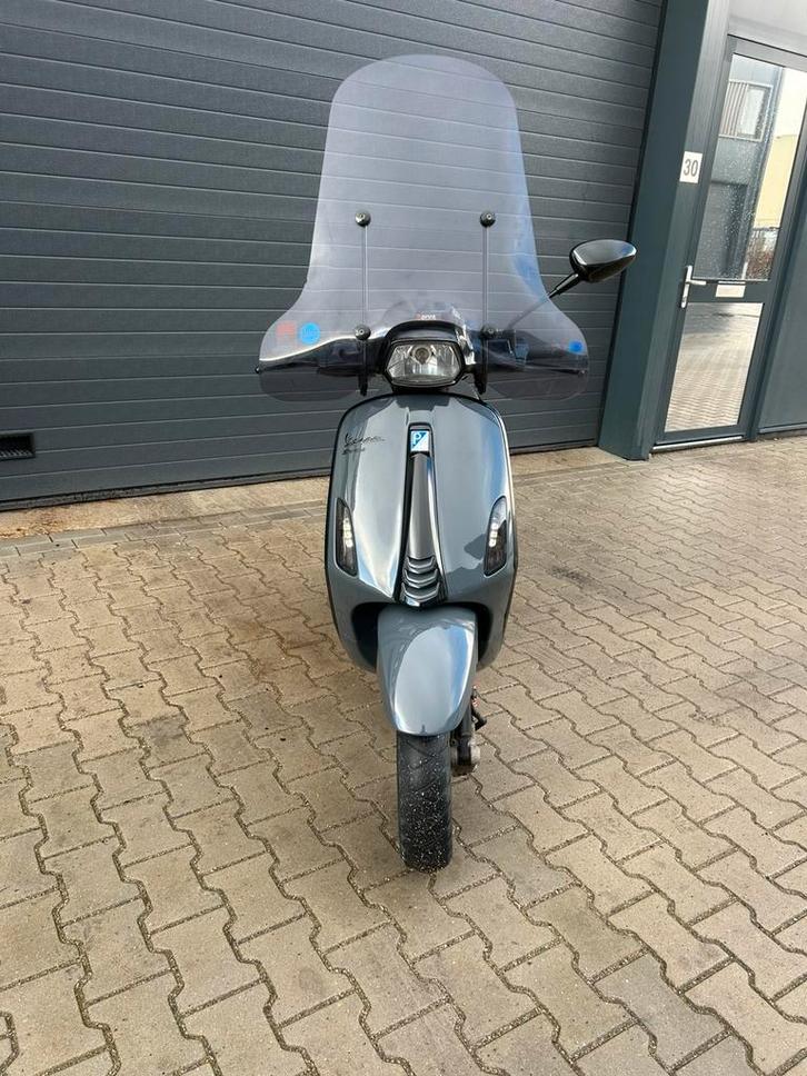 Vespa sprint 2017 donkergrijs/zwart, Fietsen en Brommers, Scooters | Vespa, Zo goed als nieuw, Benzine, Ophalen