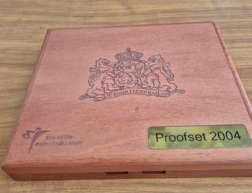 Proofset 2004 in luxe houten cassette. beschikbaar voor biedingen