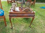 Antiek tafeltje van walnoten hout met  leeuwpootjes, Antiek en Kunst, Ophalen of Verzenden
