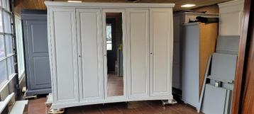 Kledingkasten, slaapkamerkasten, garderobe brocante kasten beschikbaar voor biedingen