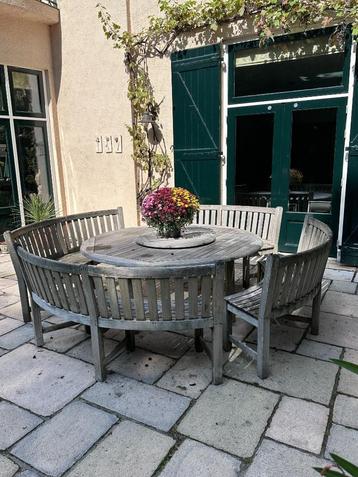 ronde houten tuinset beschikbaar voor biedingen