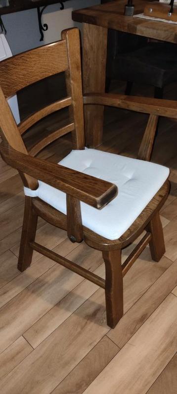 Twee eikenhouten stoelen met kussens beschikbaar voor biedingen
