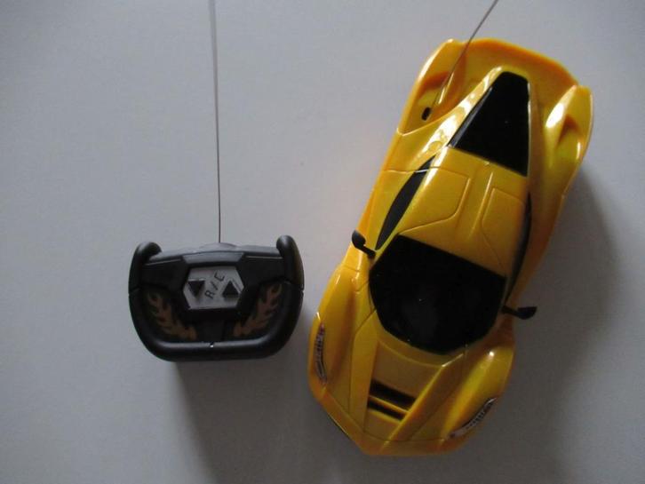 Race auto geel en rood ,met afstandbediening, Hobby en Vrije tijd, Modelbouw | Radiografisch | Auto's, Gebruikt, Auto onroad, Elektro