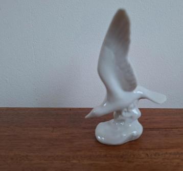 Wit porseleinen meeuw, vogel  beschikbaar voor biedingen