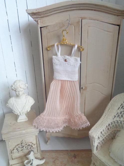 Mooi Jurkje met fraai hangertje...Poppenhuis 1:12.(Nr F119)*, Verzamelen, Poppenhuizen en Toebehoren, Nieuw, Poppenhuis, Ophalen of Verzenden