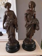 Twee beelden op sokkel - Metaal en Hout, Antiek en Kunst, Ophalen of Verzenden