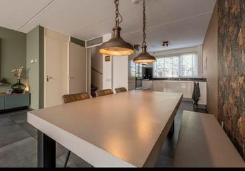 Eettafel met bankje beschikbaar voor biedingen