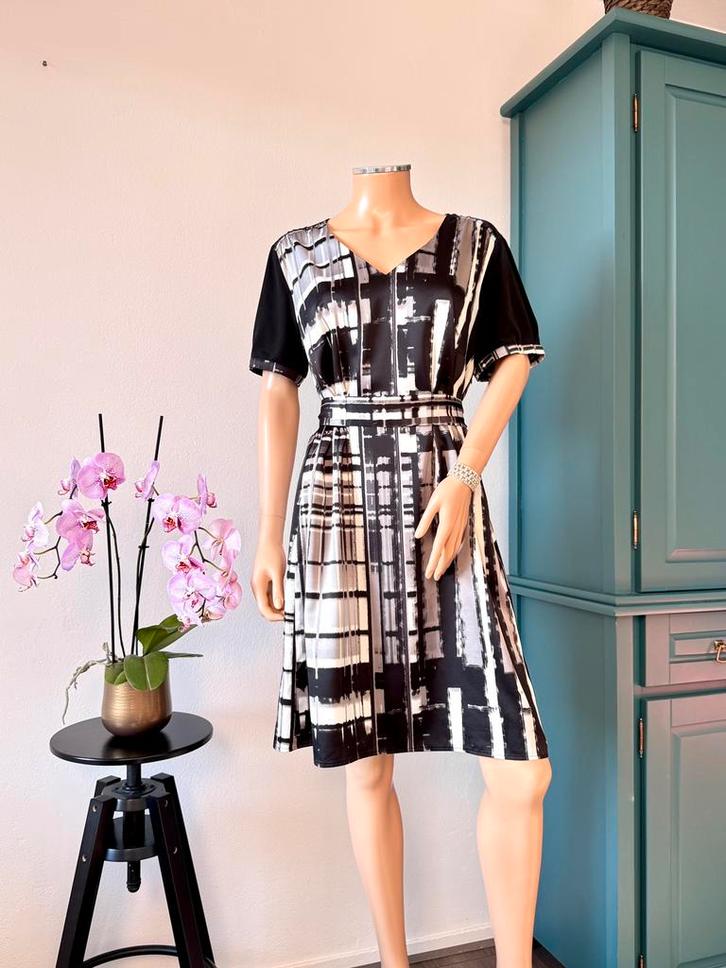 BETTY BARCLAY jurk maat 44 - zwart - grijs - print, Kleding | Dames, Jurken, Zo goed als nieuw, Maat 42/44 (L), Zwart, Knielengte