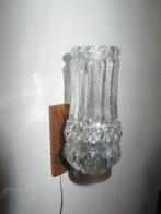 Vintage wandlamp; reliëf glas met messing houder, Ophalen of Verzenden, Gebruikt, Glas