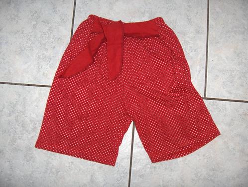 Nieuw handmade rood polkdot bermuda broekje met strik mt 92, Kinderen en Baby's, Kinderkleding | Maat 92, Nieuw, Meisje, Broek