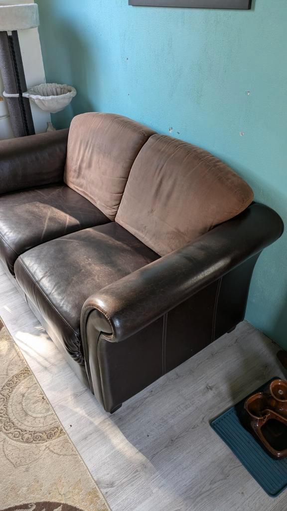 Bruine lederen bank, 2-zits, met suede rugleuning, vintage, Huis en Inrichting, Banken | Sofa's en Chaises Longues, Gebruikt, Tweepersoons
