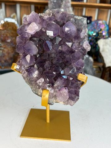 Amethist op standaard beschikbaar voor biedingen