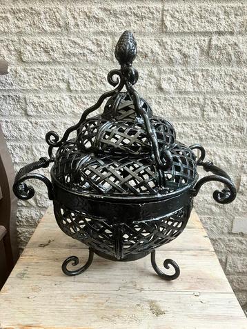 Brocante opengewerkte smeedijzeren mand met deksel beschikbaar voor biedingen