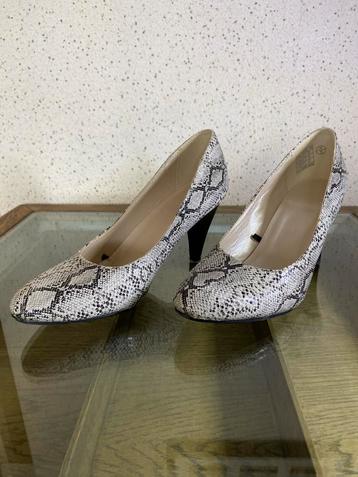 Pumps met slangenprint beschikbaar voor biedingen
