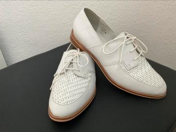 Zgan: Witte leren veterschoen in mt 38 van het merk Kiomi beschikbaar voor biedingen