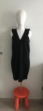 Mooie zwarte jurk met roesjes van Mango (maat M), Kleding | Dames, Jurken, Knielengte, Maat 38/40 (M), Mango, Ophalen of Verzenden