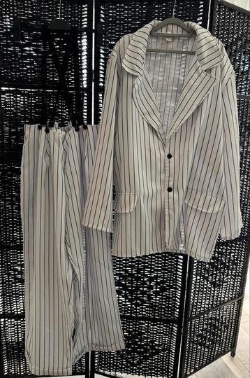 Wit kostuum met zwarte strepen - Maat 54 beschikbaar voor biedingen