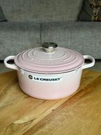 Le Creuset Gietijzeren Braadpan Rond 24 cm – Shell Pink, Huis en Inrichting, Keuken | Potten en Pannen, Ophalen of Verzenden, Nieuw