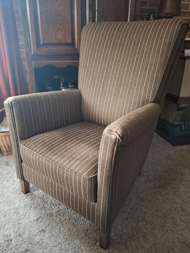 Comfortabele fauteuil met gestreepte bekleding, Huis en Inrichting, Fauteuils, Gebruikt, Hout, Stof, 75 tot 100 cm, Minder dan 75 cm