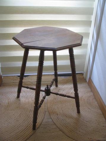 Bijzet tafel * gedraaide details * knop * octogonaal *  beschikbaar voor biedingen