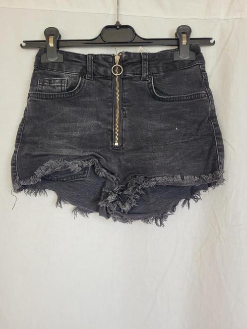 Stoere zwarte korte broek mt 34 (XS) merk Bershka, Kleding | Dames, Spijkerbroeken en Jeans, Zo goed als nieuw, W27 (confectie 34) of kleiner