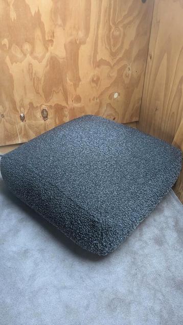 Grote Pols Potten Poef beschikbaar voor biedingen