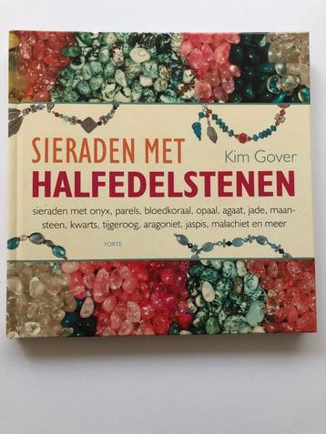 Sieraden van halfedelstenen beschikbaar voor biedingen