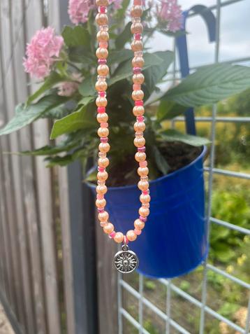 Kralenketting met zonnebedel beschikbaar voor biedingen