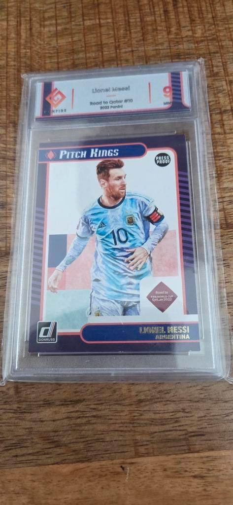 Messi Road to Qatar #10 - 2022 Panini - Bonfire 9, Verzamelen, Sportartikelen en Voetbal, Zo goed als nieuw, Spelerskaart, Buitenlandse clubs