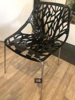 Moderne zwarte uitsparingstoel / Modern black cut-out chair, Huis en Inrichting, Stoelen, Ophalen, Gebruikt, Zwart, Eén