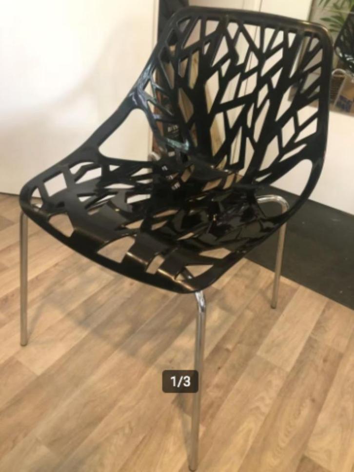 Moderne zwarte uitsparingstoel / Modern black cut-out chair, Huis en Inrichting, Stoelen, Gebruikt, Eén, Kunststof, Metaal, Zwart