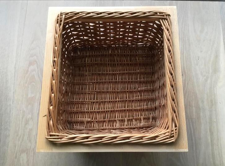 Rotan mand met houten rand, Huis en Inrichting, Woonaccessoires | Kisten, Gebruikt, Minder dan 50 cm, Overige houtsoorten, Ophalen of Verzenden