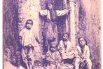 992514 ALGIERS Arabische kinderen aan de deur van het huis, Ophalen of Verzenden, Voor 1920, Ongelopen, Klederdracht