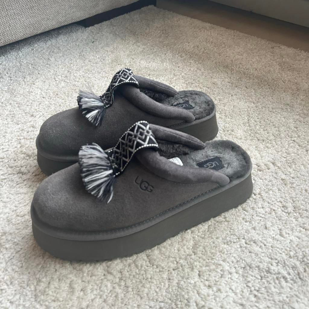 Ugg sloffen - Comfortabele en stijlvolle pantoffels, Kleding | Dames, Schoenen, Ophalen of Verzenden, Zo goed als nieuw, Grijs