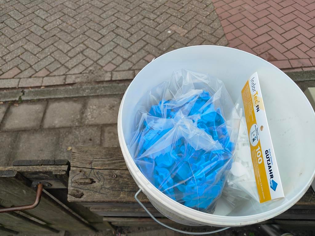 Tegel nivelleersysteem, Ophalen