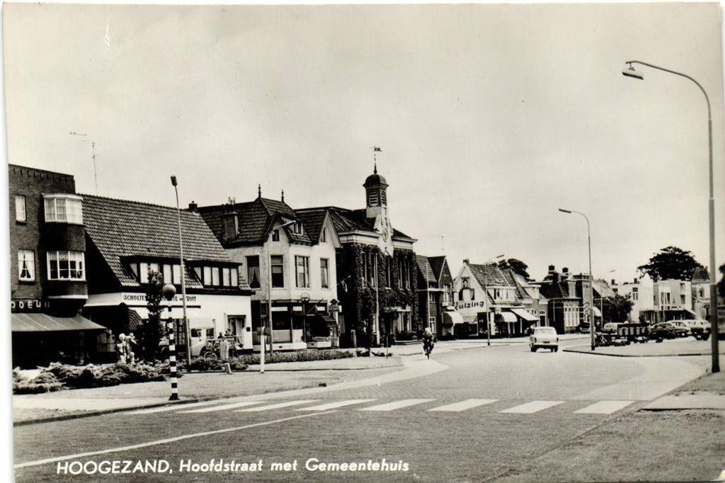 Hoogezand, Hoofdstraat met Gemeentehuis - ongelopen, Verzamelen, Ansichtkaarten | Nederland, Ongelopen, Noord-Brabant, 1960 tot 1980