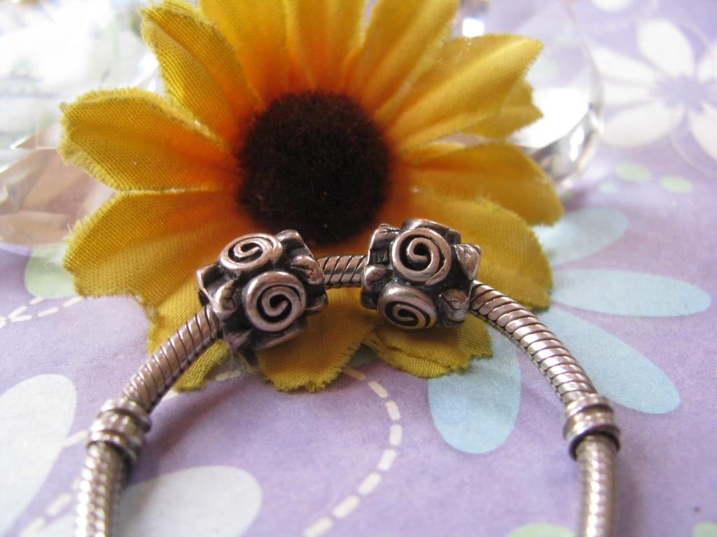 2 x Pandora bedel P139 = rondom roosjes / rozen in 1 koop =, Sieraden, Tassen en Uiterlijk, Bedels, Pandora, Ophalen of Verzenden