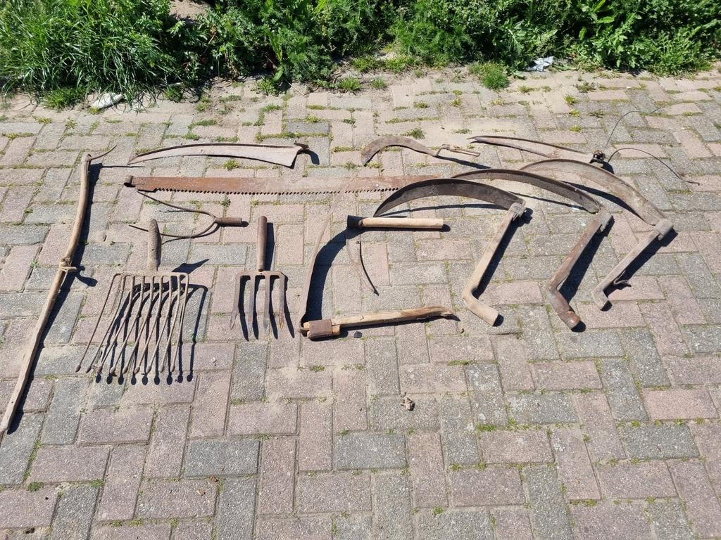 Diverse oude landbouw handgereedschappen, Ophalen