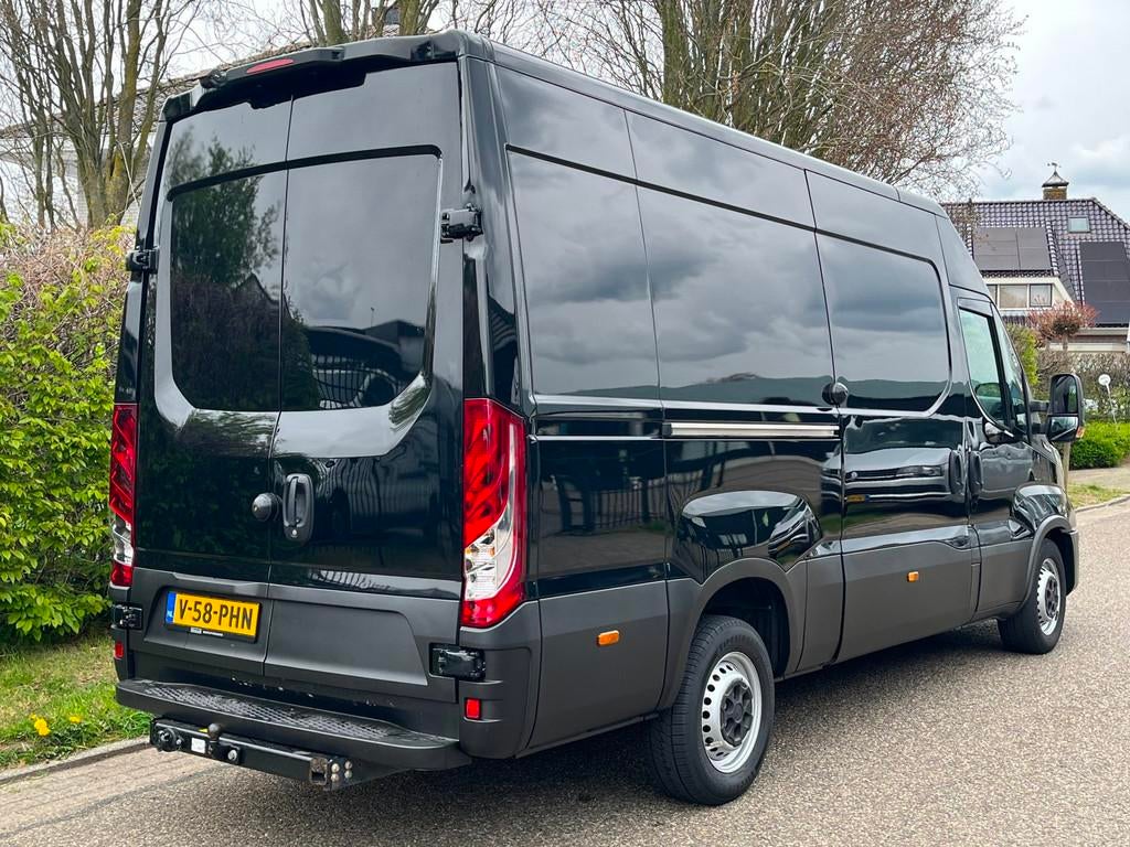 Iveco Daily 35S18 3.0 L2H2 Automaat | 3500kg trekgewicht | 4, Auto's, Gebruikt, 4 cilinders, Iveco, Zwart