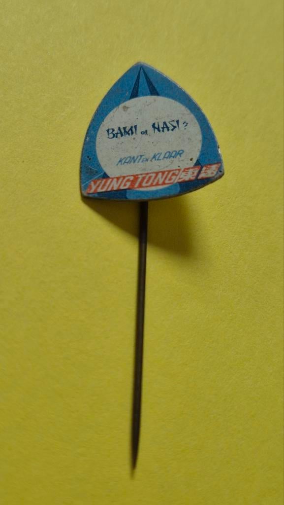 Vintage Yung Tong bami of nasi kant en klaar tie pin badge, Ophalen of Verzenden, Gebruikt, Overige onderwerpen, Speldje of Pin
